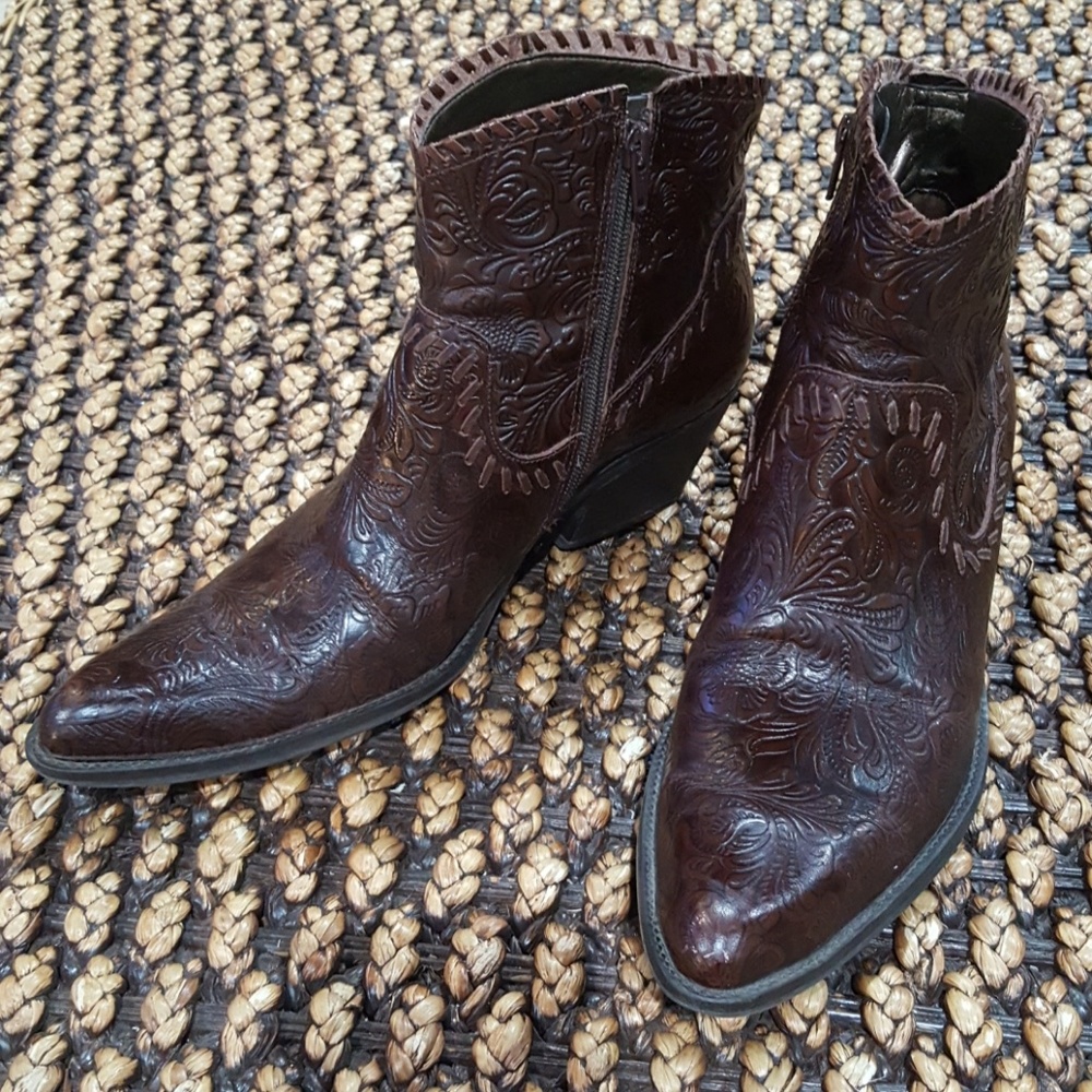 Gianni Bini brown leather booties - western look